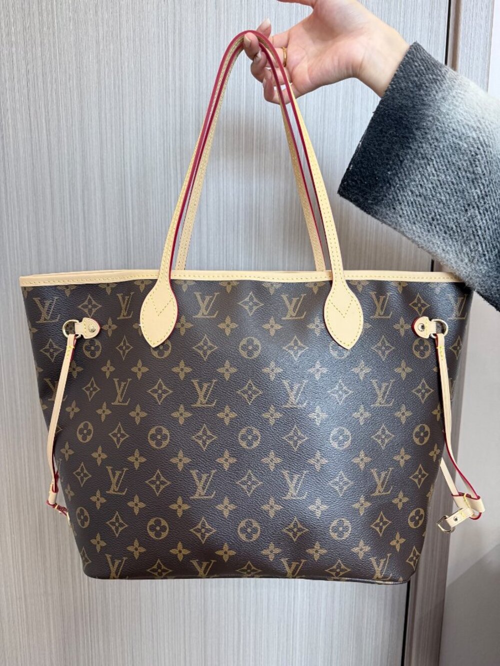 Louis Vuitton Neverfull, specifically the MM (Medium) size in theiconic Monogra